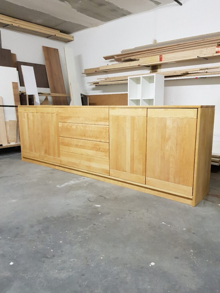 Sideboard während dem Fertigungsprozess