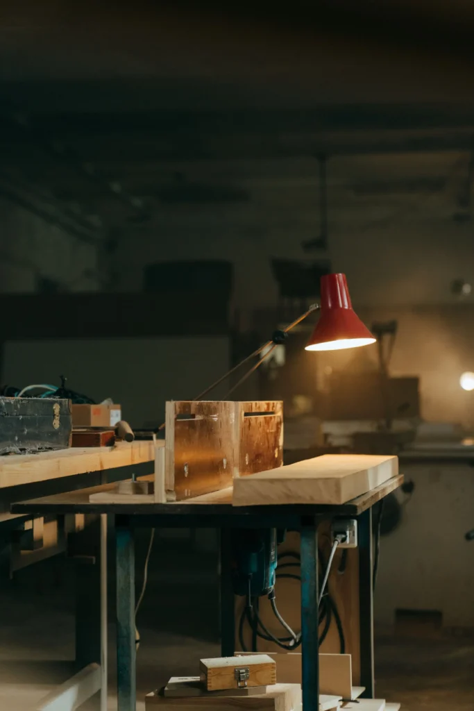 Bearbeitung von Holz, dass auf dem Tisch einer Holzwerkstatt steht